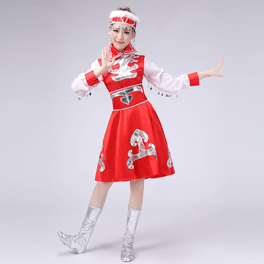 The new Mongolian minority square dance dance dance dance performance shows the adult women's skirt grassland stage