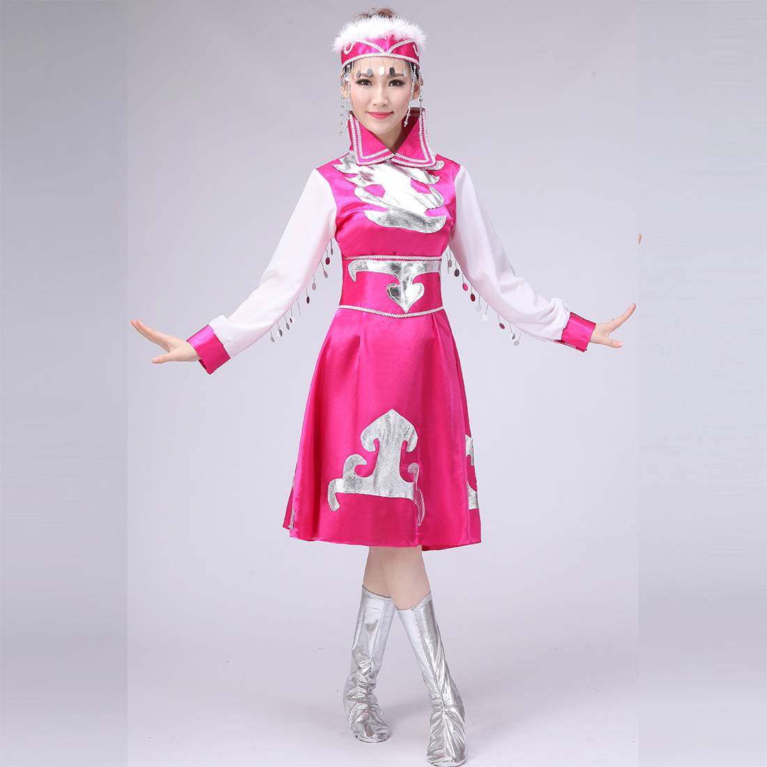 The new Mongolian minority square dance dance dance dance performance shows the adult women's skirt grassland stage