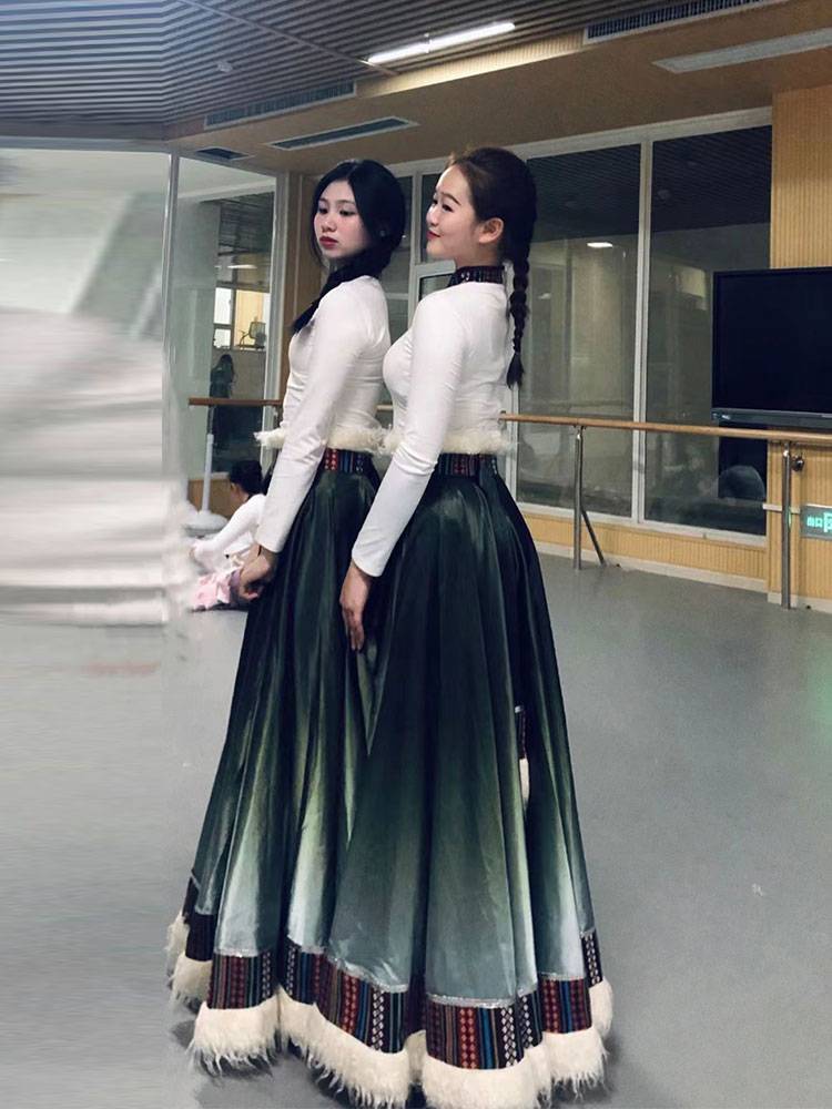 The Tibetan dance show for the national troupe, and the new troupe for the troupe