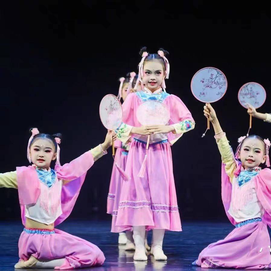 June 1 classic dancers, holding fan, showing Qian Dang Dance Dance Fan Dance Watch, Acting, National Wind Drum