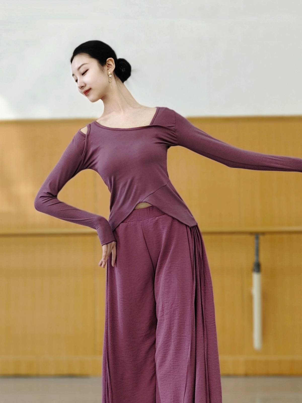 Classical dance service female autumn and winter Chinese style practice dance service modern dance performance service long -sleeved ink top