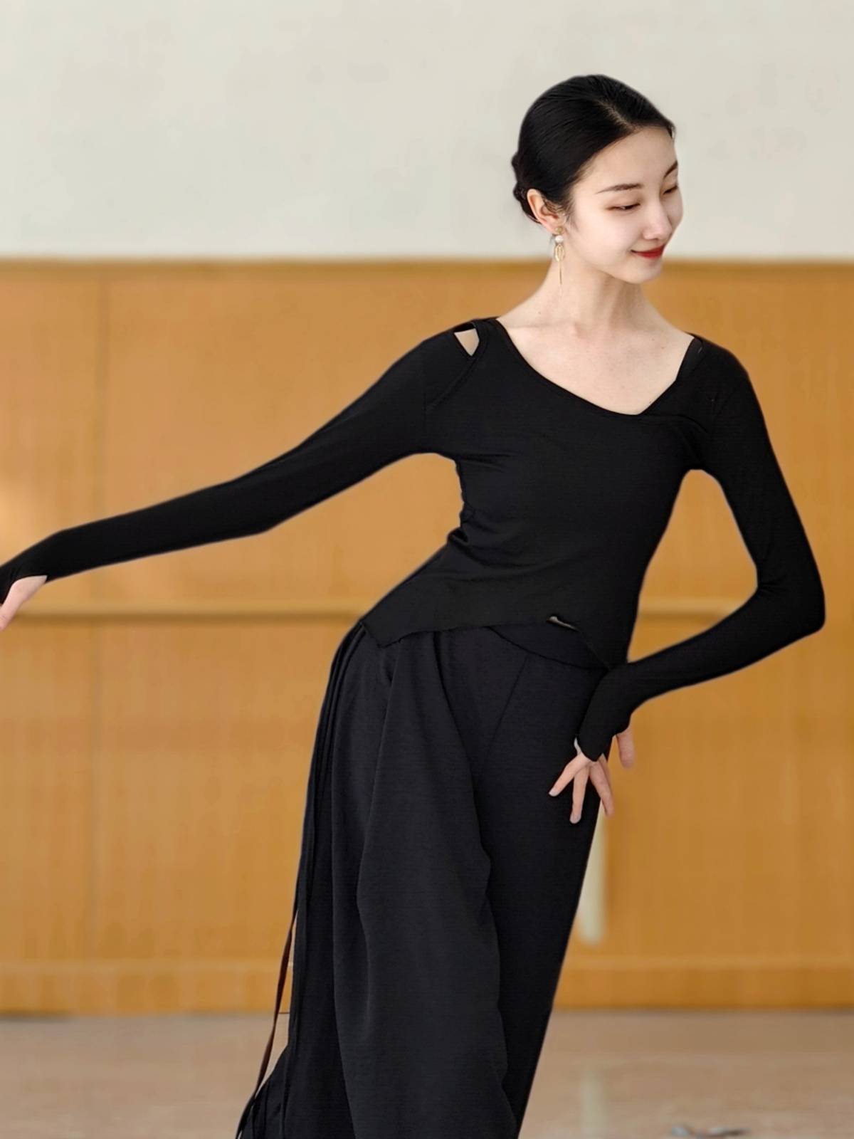 Classical dance service female autumn and winter Chinese style practice dance service modern dance performance service long -sleeved ink top