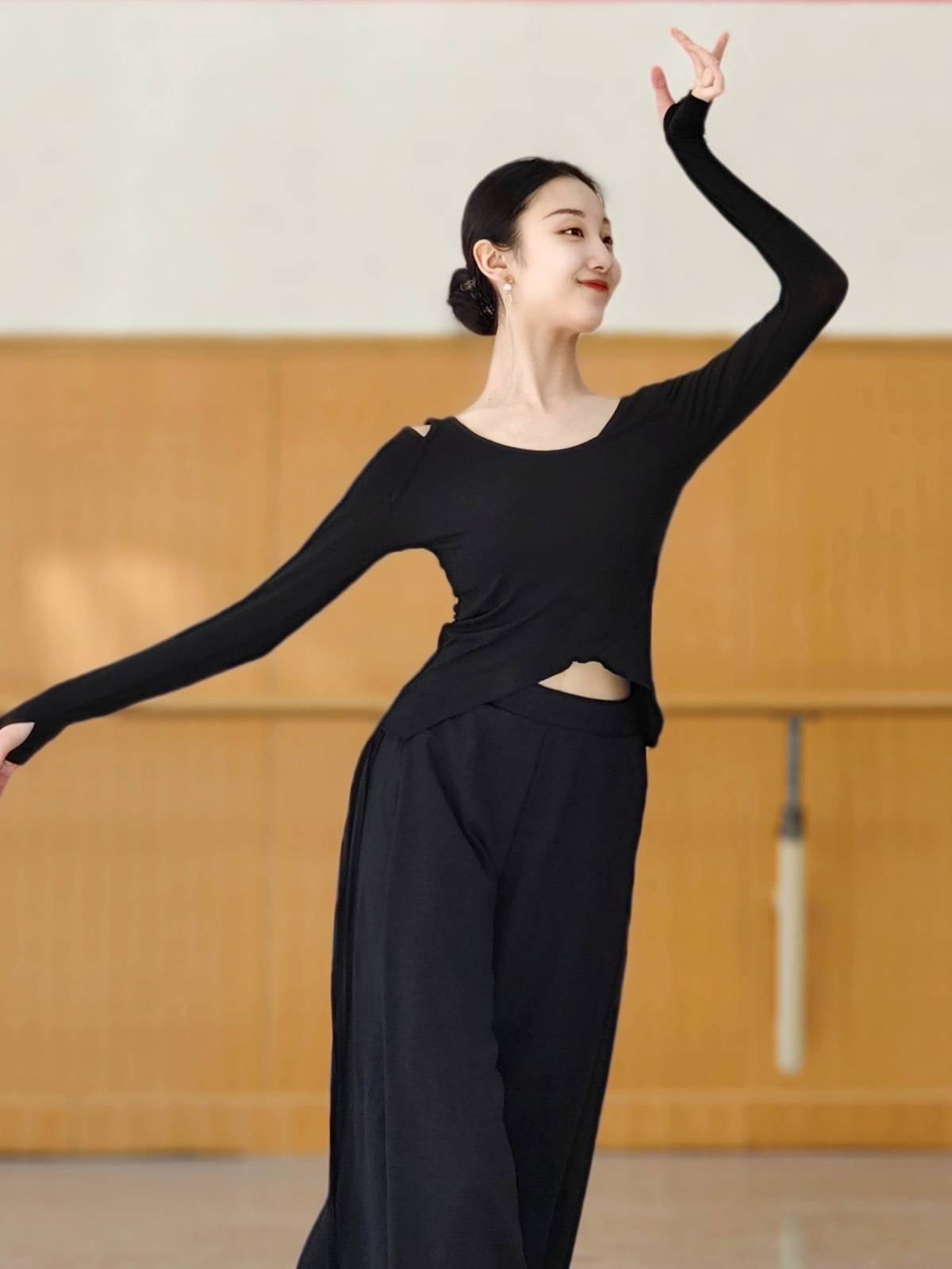 Classical dance service female autumn and winter Chinese style practice dance service modern dance performance service long -sleeved ink top