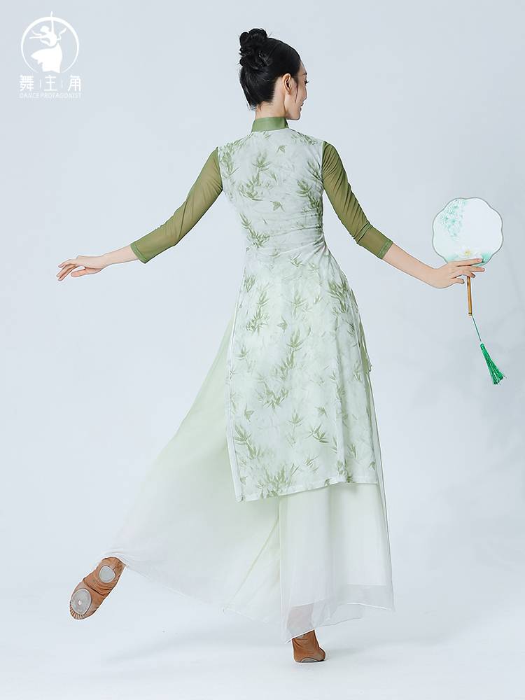 Dance protagonist Classical dance green cheongsam dance service female elegant fairy Chinese style etiquette body cheongsam dancing dedicated