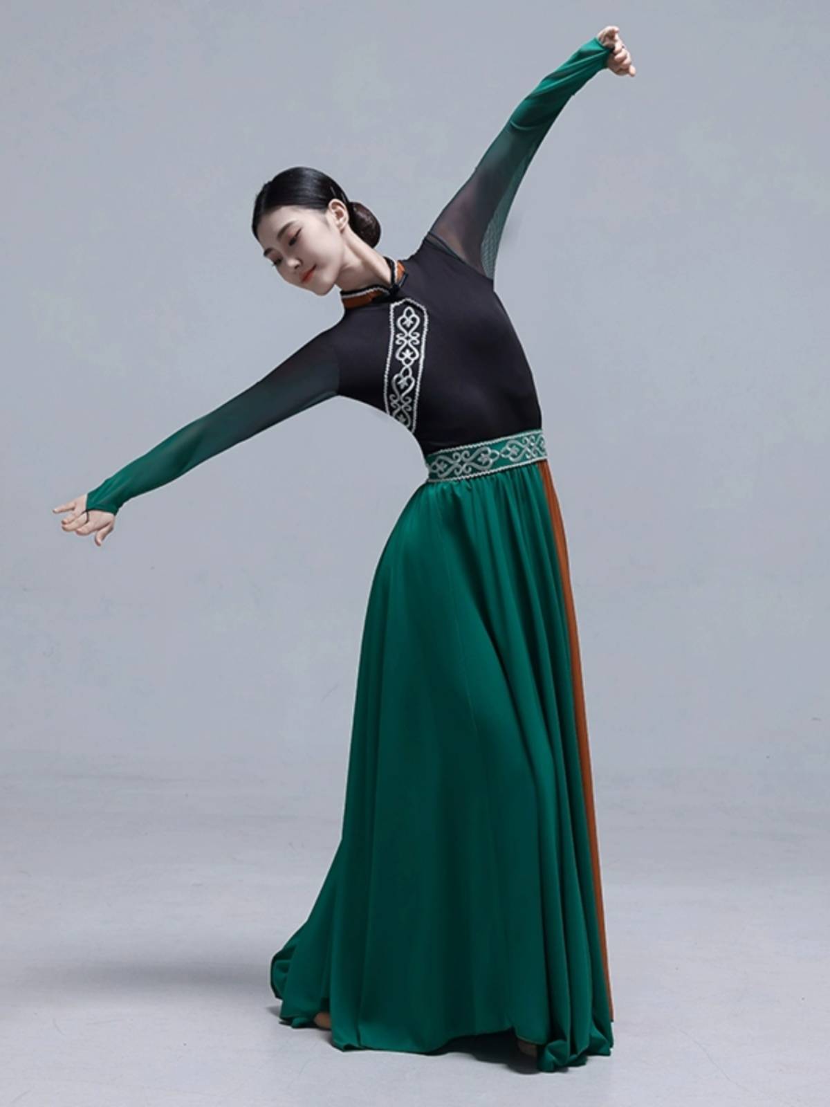 New Mongolian dance service girl in the afternoon sun, homeland dance long -sleeved top minority adult big skirt