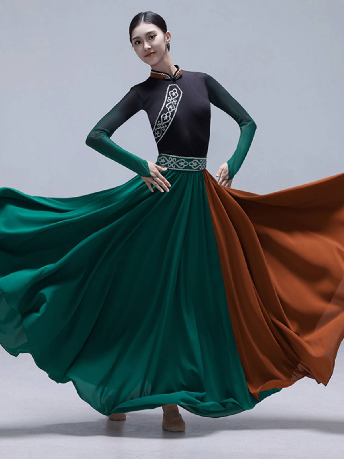 New Mongolian dance service girl in the afternoon sun, homeland dance long -sleeved top minority adult big skirt