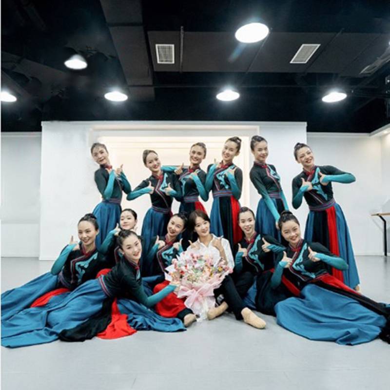 The new ethnic minority clothing Mongolian dance performance clothing suite modern national style Mongolian dance service female Hongyan
