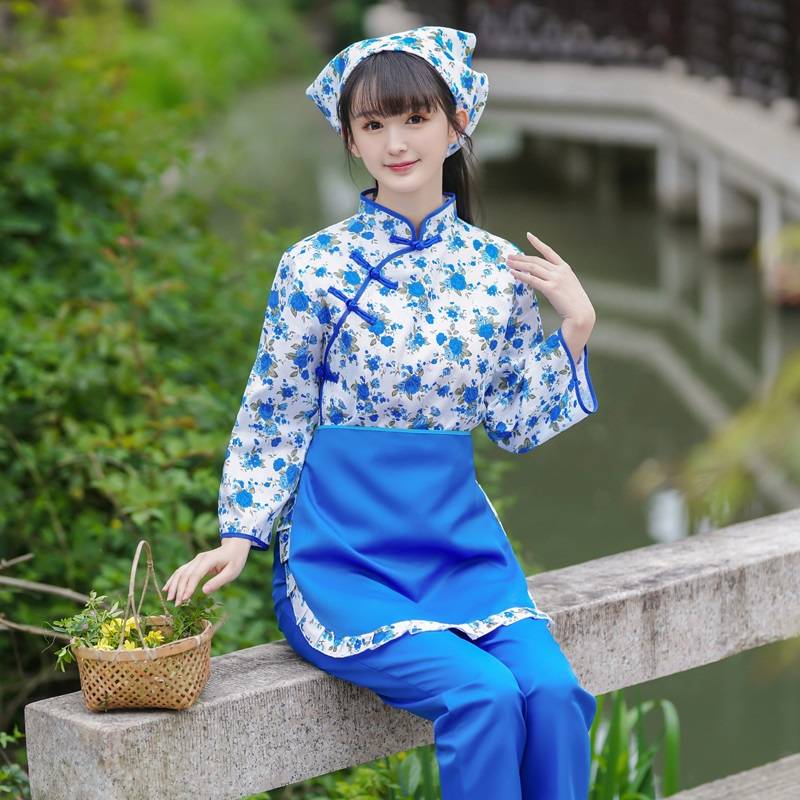 The women in the tea suit perform the costume chorus stage of the rural aunt's Qing's tea dress apron