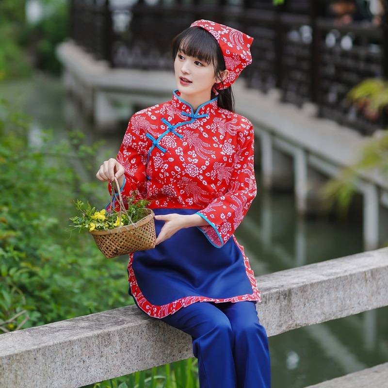 The women in the tea suit perform the costume chorus stage of the rural aunt's Qing's tea dress apron