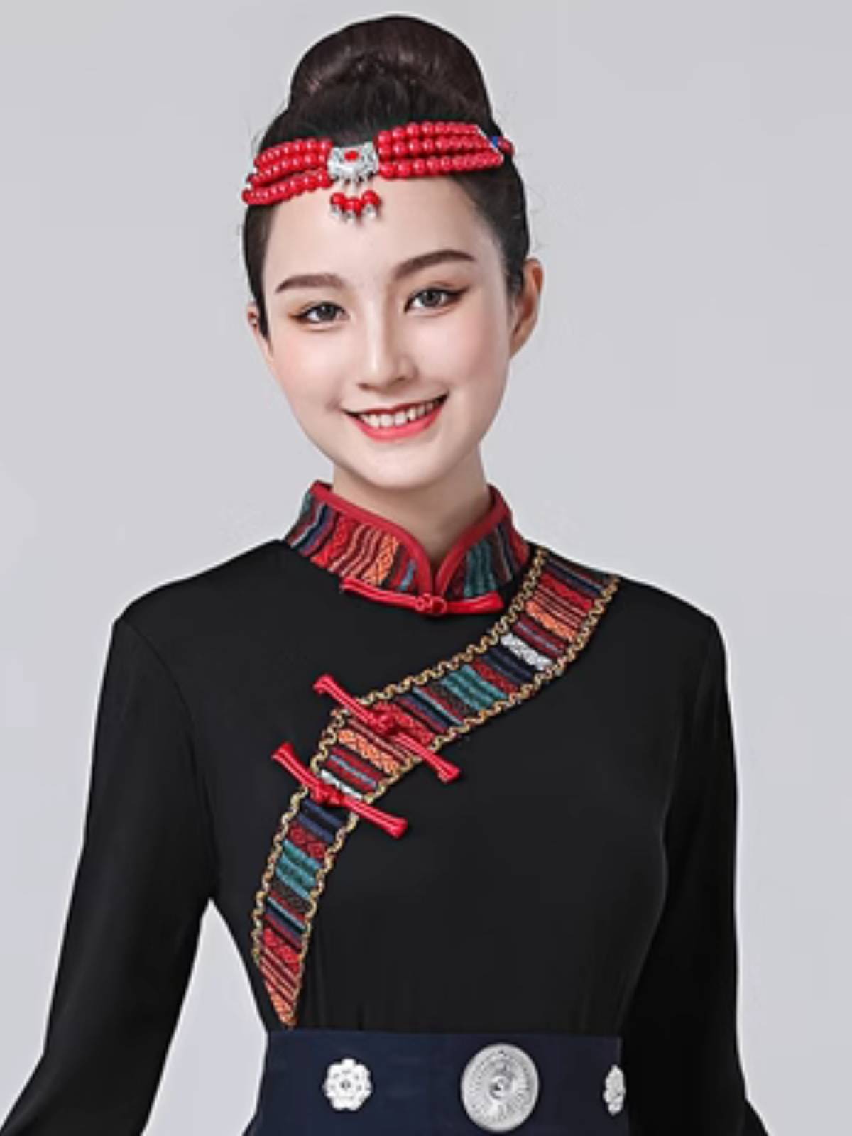 The Tibetan dance dress show, a single pair of cuffs for a national fashion dress