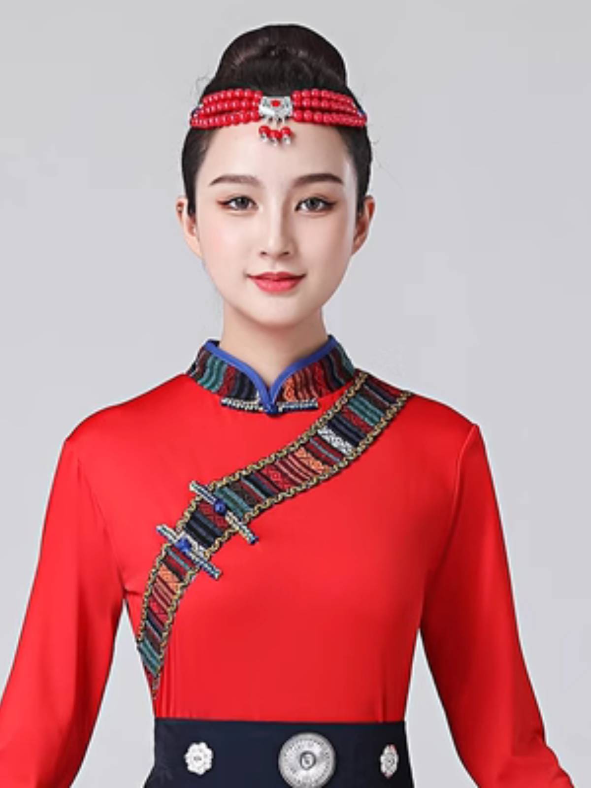 The Tibetan dance dress show, a single pair of cuffs for a national fashion dress