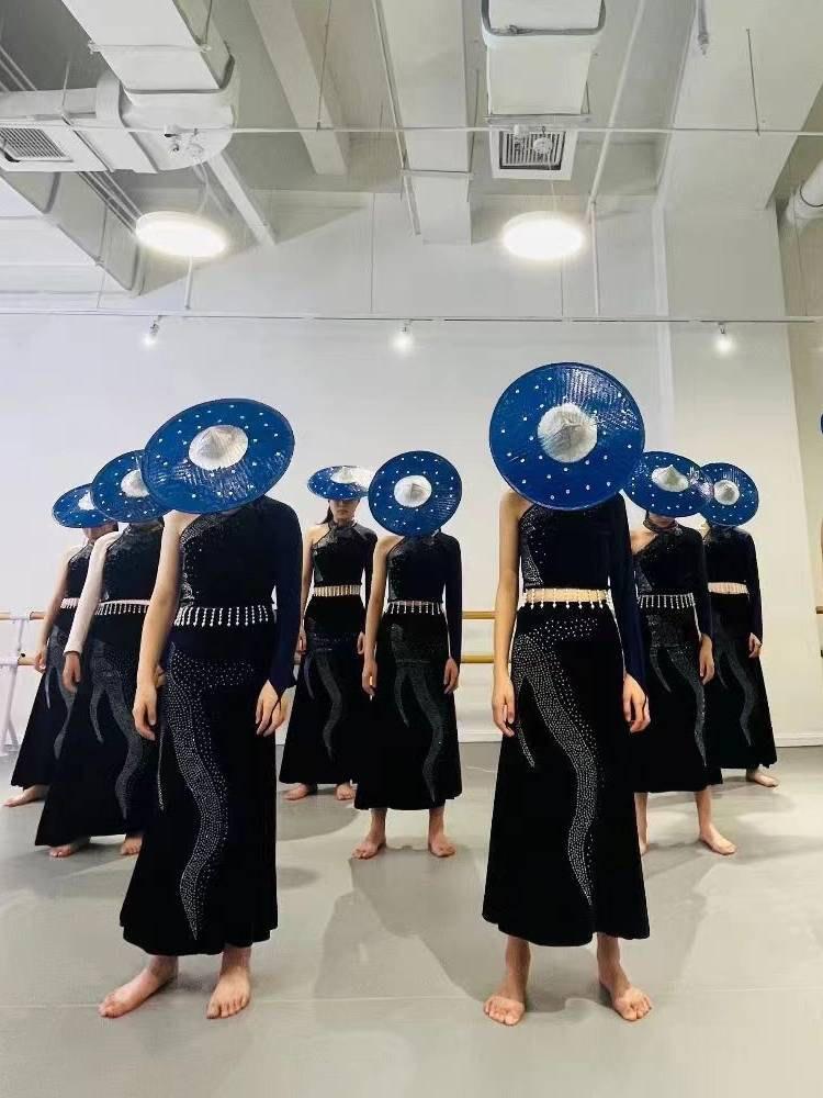The twelfth Chinese Dance Lotus Award is intoxicated by the National Dai Dance Liuyi waist girl performance suit