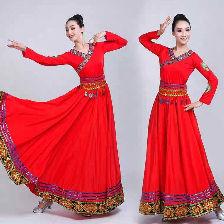 The Tibetan plaza girl dances a new dress and exercises a long-skirt-natured dress girl