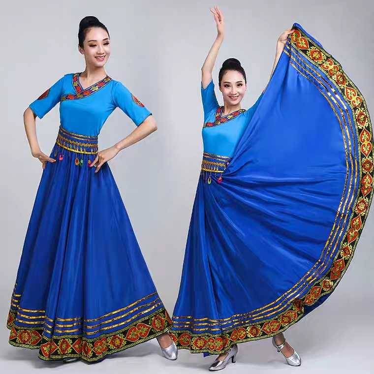 The Tibetan plaza girl dances a new dress and exercises a long-skirt-natured dress girl