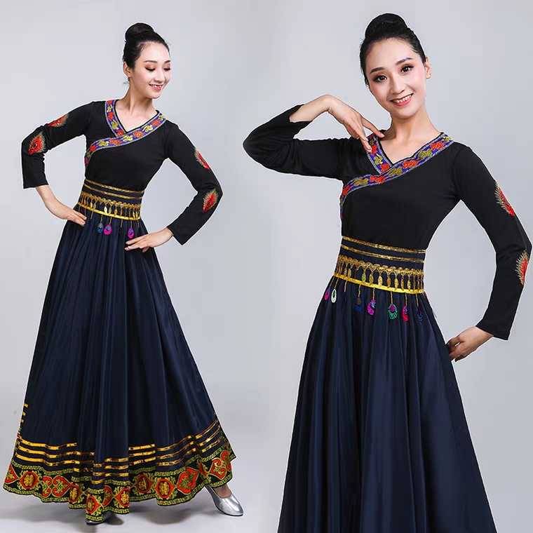 The Tibetan plaza girl dances a new dress and exercises a long-skirt-natured dress girl