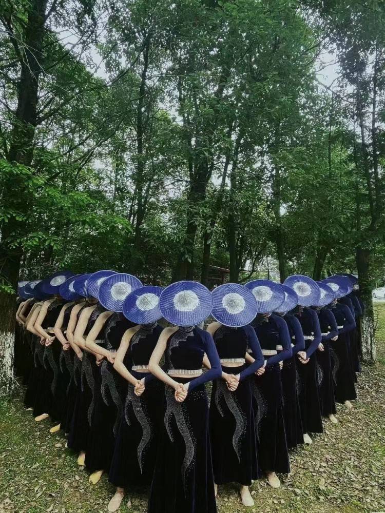 Newly intoxicated with the Dai people's waist performance service, the Chinese Dance Lotus Awards West Shuangda Nation's National Dance Service