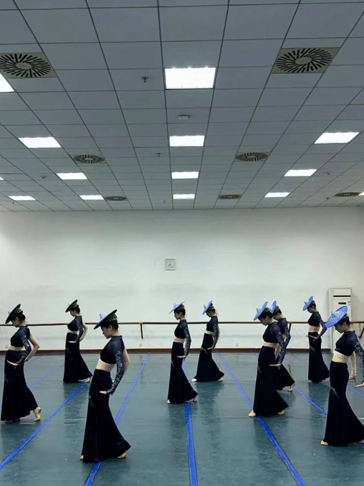 Newly intoxicated with the Dai people's waist performance service, the Chinese Dance Lotus Awards West Shuangda Nation's National Dance Service