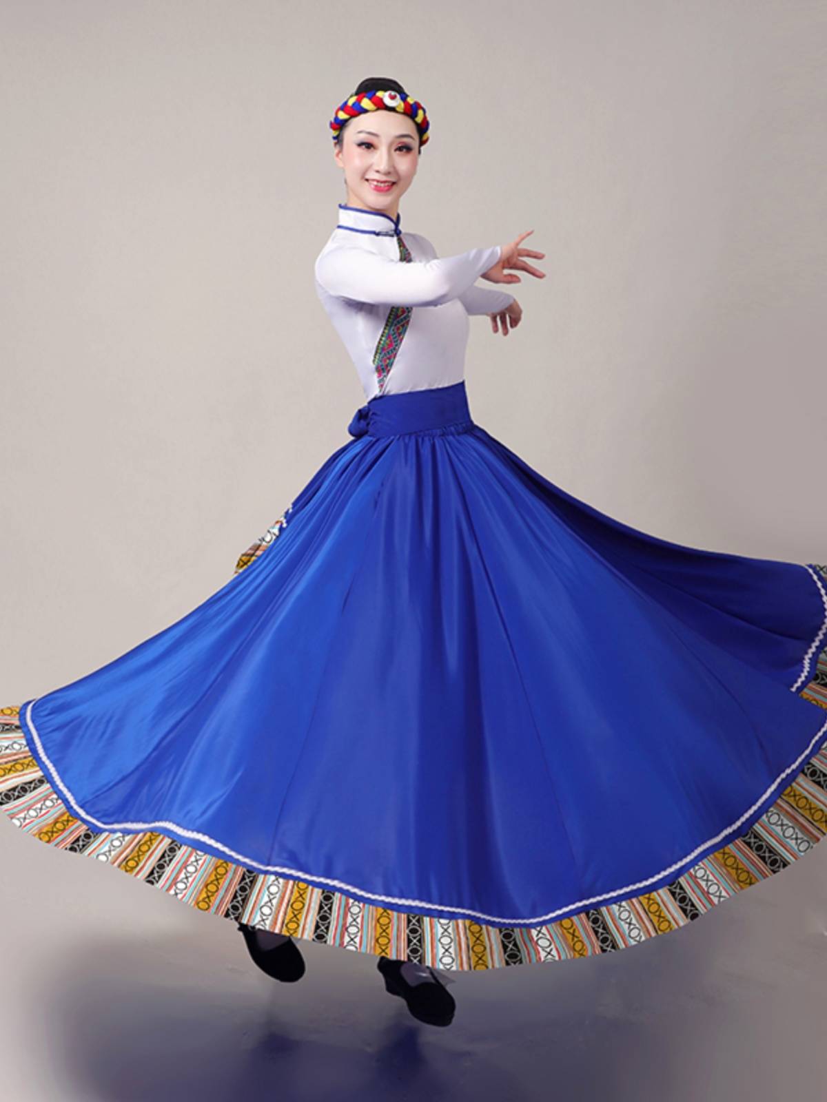 The Tibetan dance show with the new half-dressed Tibetan art exam practiced the dress plaza with the long skirt cuffs