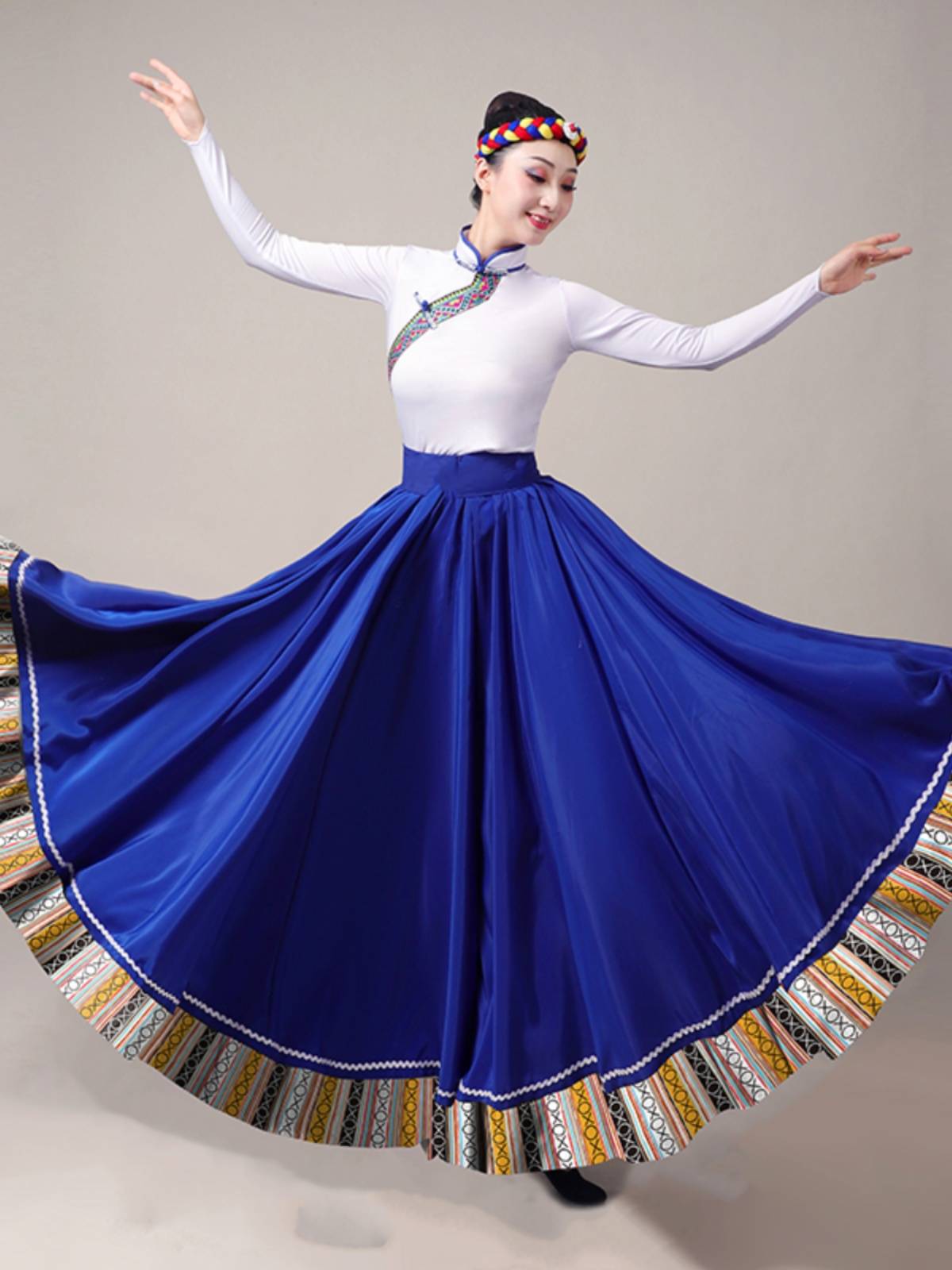 The Tibetan dance show with the new half-dressed Tibetan art exam practiced the dress plaza with the long skirt cuffs
