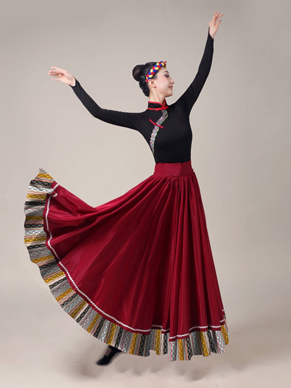 The Tibetan dance show with the new half-dressed Tibetan art exam practiced the dress plaza with the long skirt cuffs