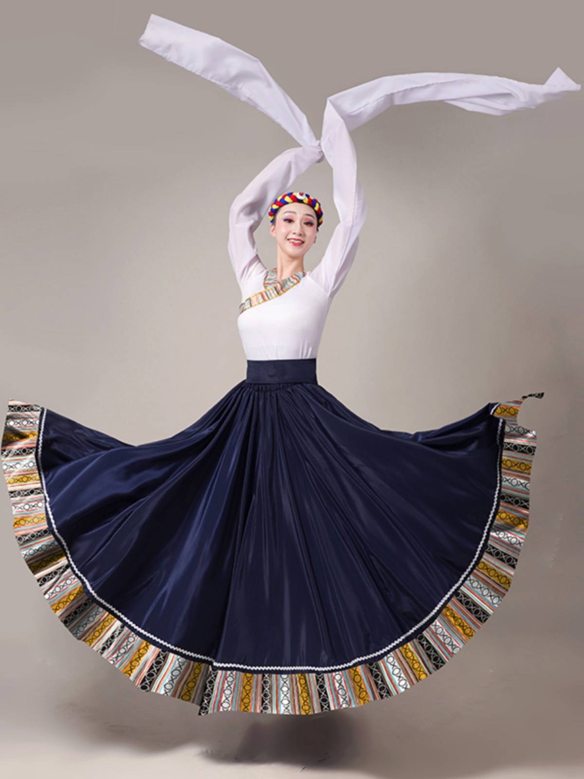The Tibetan dance show with the new half-dressed Tibetan art exam practiced the dress plaza with the long skirt cuffs