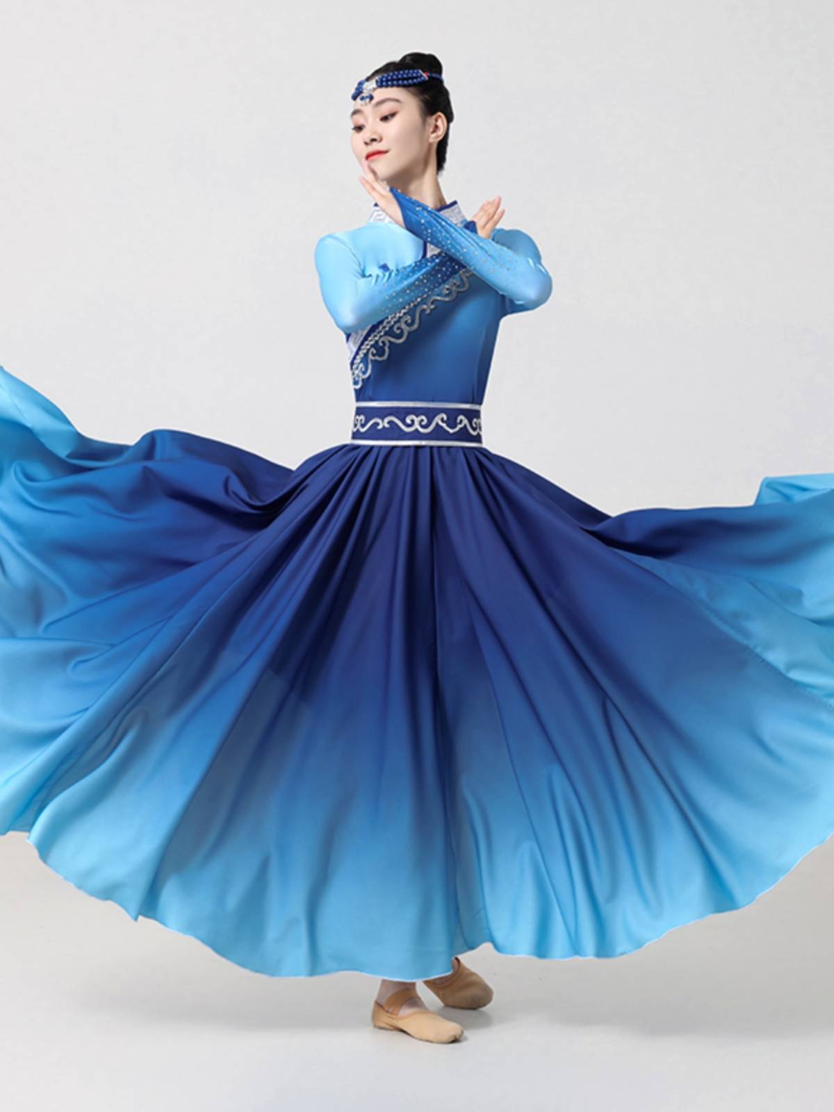 Mongol dance dress, new money for the new Mongol dance dress