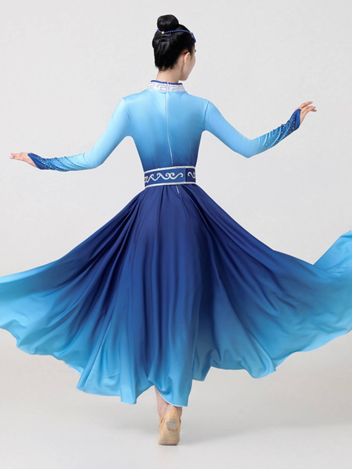 Mongol dance dress, new money for the new Mongol dance dress