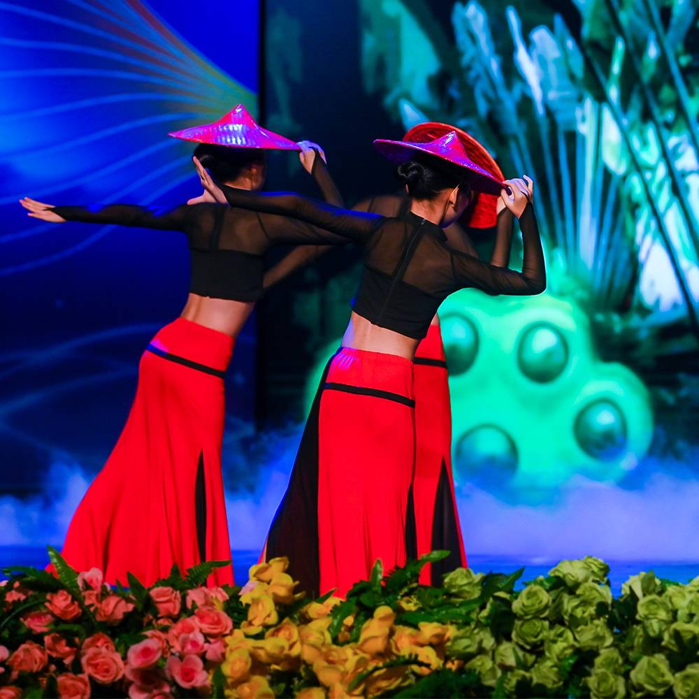 The new Dai dance service Chinese style stage performance service, mountain spirit dance women group dance national slim fishtail skirt