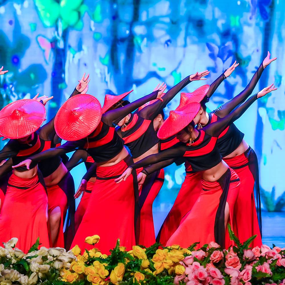 The new Dai dance service Chinese style stage performance service, mountain spirit dance women group dance national slim fishtail skirt
