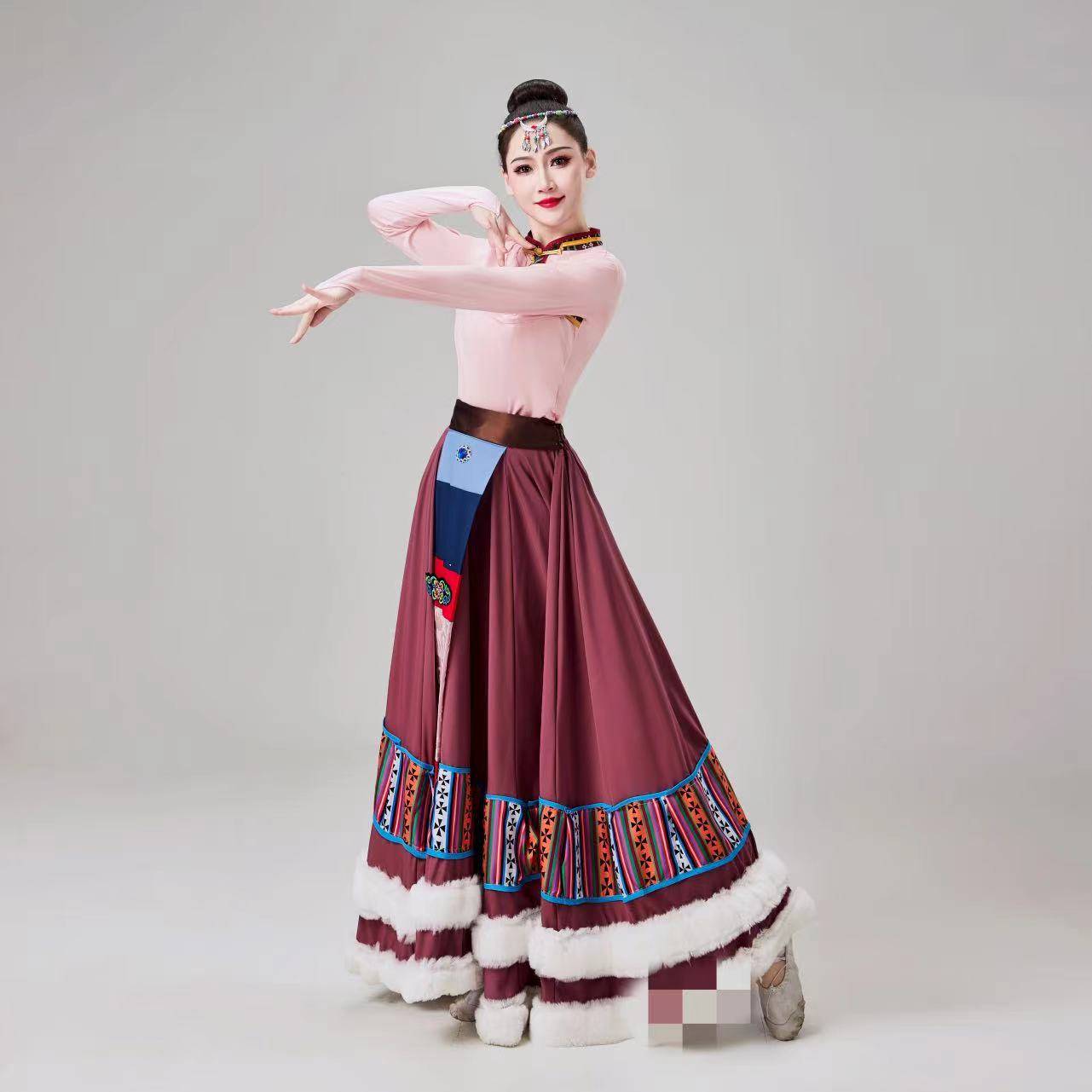 Tibetan dance dress women's examination students practiced Tibetan national dance and plaza dance