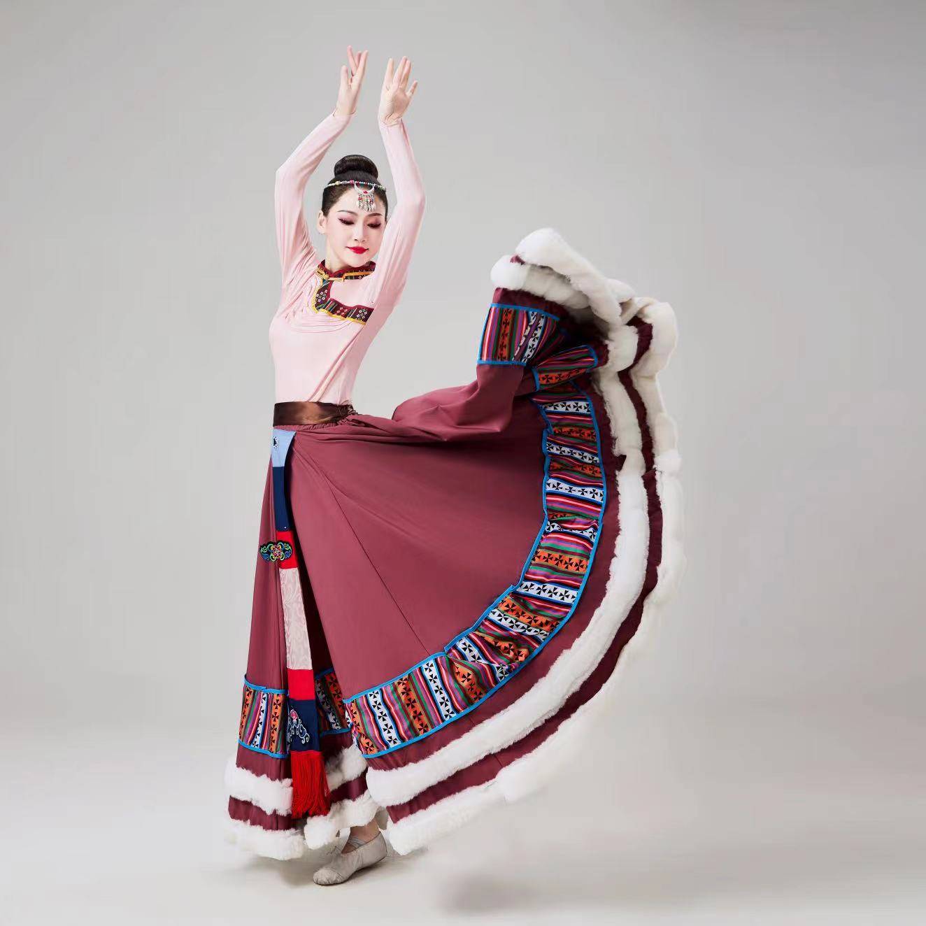 Tibetan dance dress women's examination students practiced Tibetan national dance and plaza dance