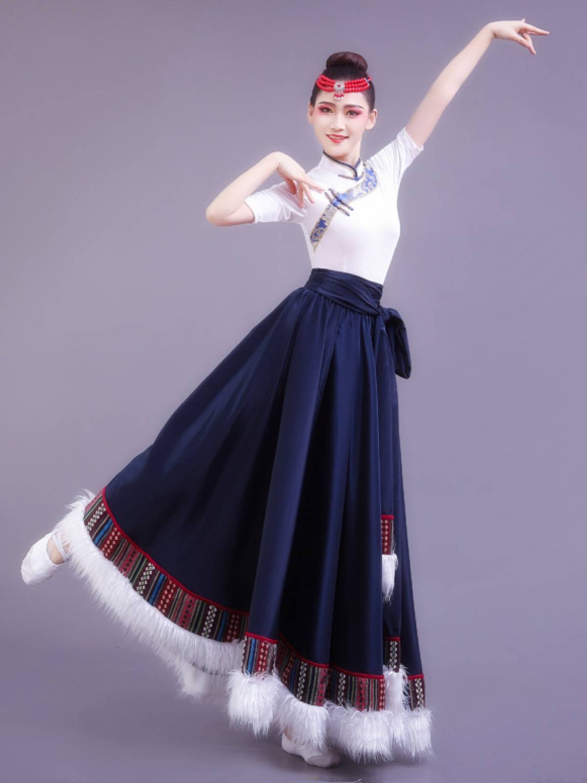 New Tibetan practice skirts, Tibetan dance, skirt candidates practice skirt dance students classroom training Tibetan skirt