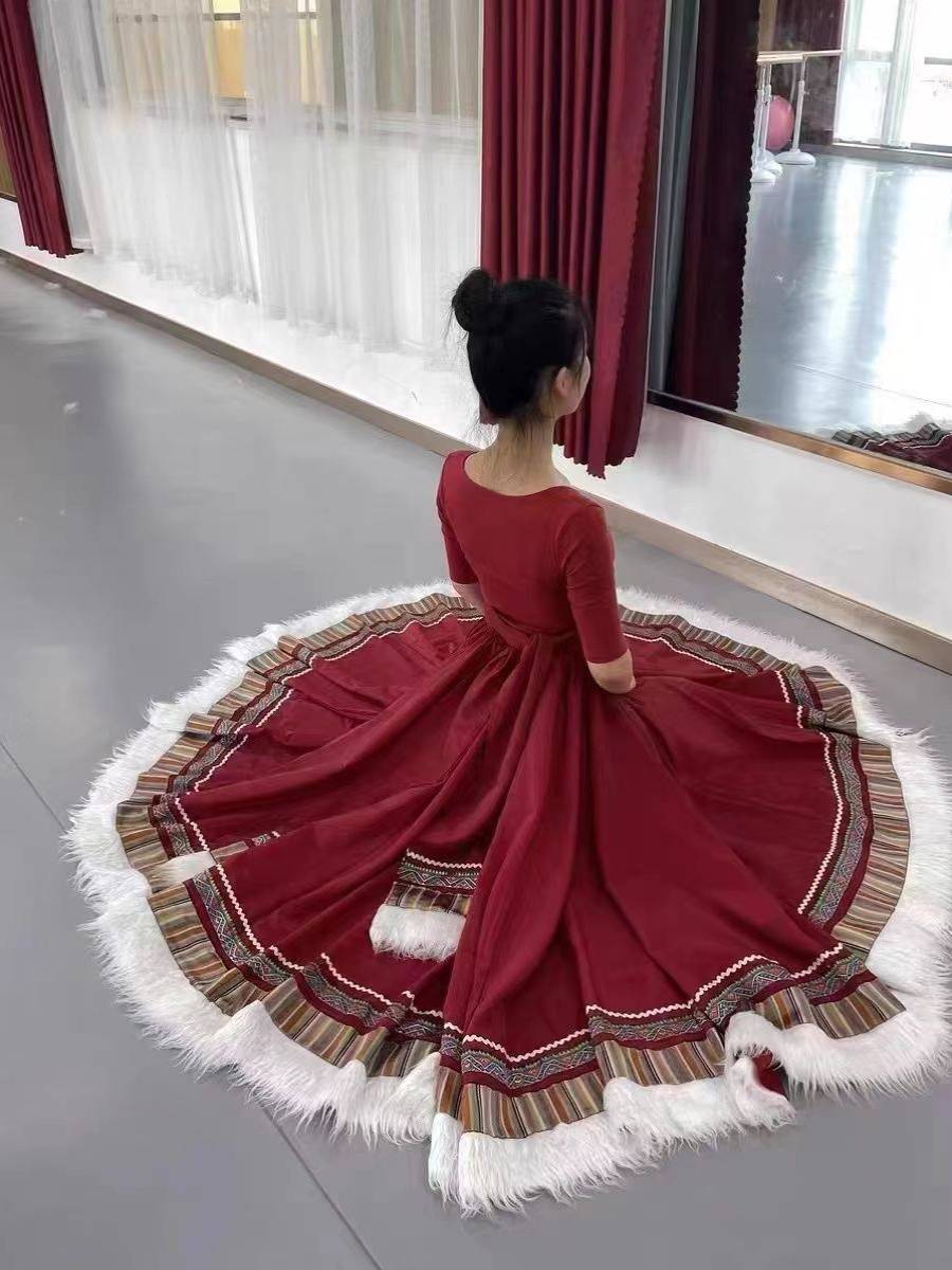 The Tibetan dance dress practiced a long skirt and a high-skirt choreographer