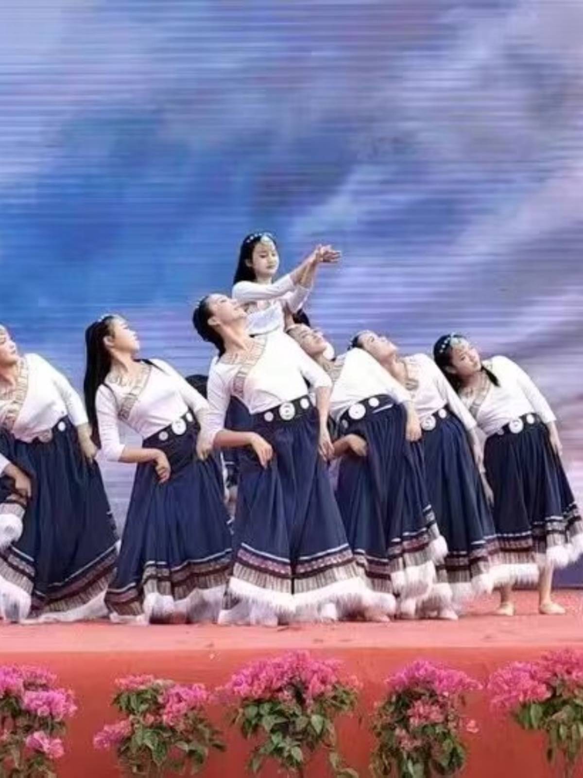 The Tibetan dance dress practiced a long skirt and a high-skirt choreographer