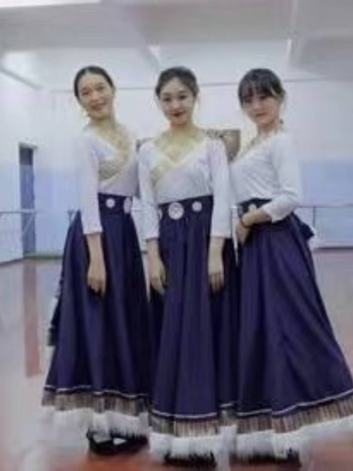 The Tibetan dance dress practiced a long skirt and a high-skirt choreographer