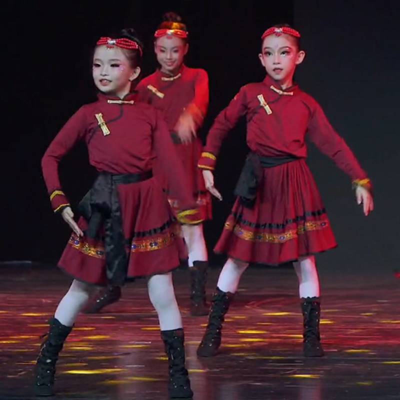 New Year's Day children's performances, men and women, children, minority, minority clothes, skirts decorated with Mongolian white horse grassland chopsticks dance