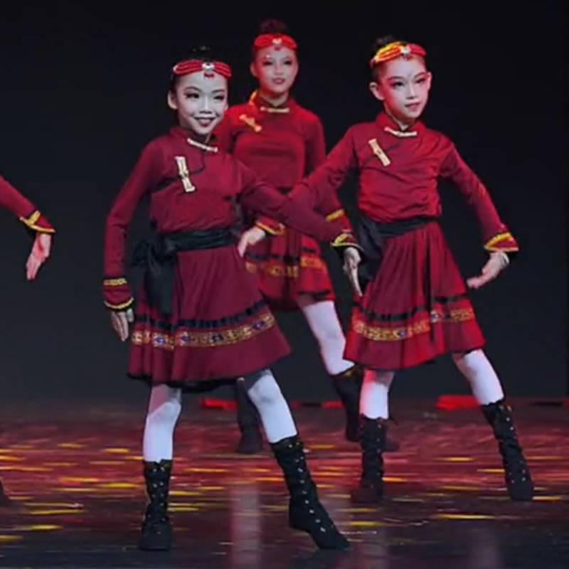 New Year's Day children's performances, men and women, children, minority, minority clothes, skirts decorated with Mongolian white horse grassland chopsticks dance