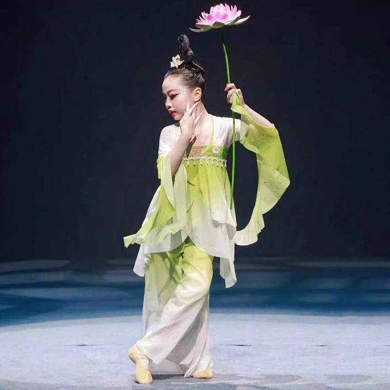 Jiangnan Cai Cai Performing Girls' Classical Dance Practice Dance Fish Play, Lotus Leaf Between Lianjian Pond dance service