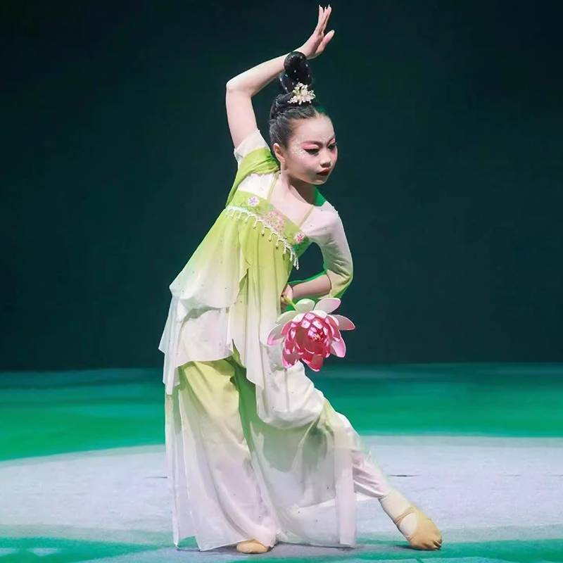 Jiangnan Cai Cai Performing Girls' Classical Dance Practice Dance Fish Play, Lotus Leaf Between Lianjian Pond dance service