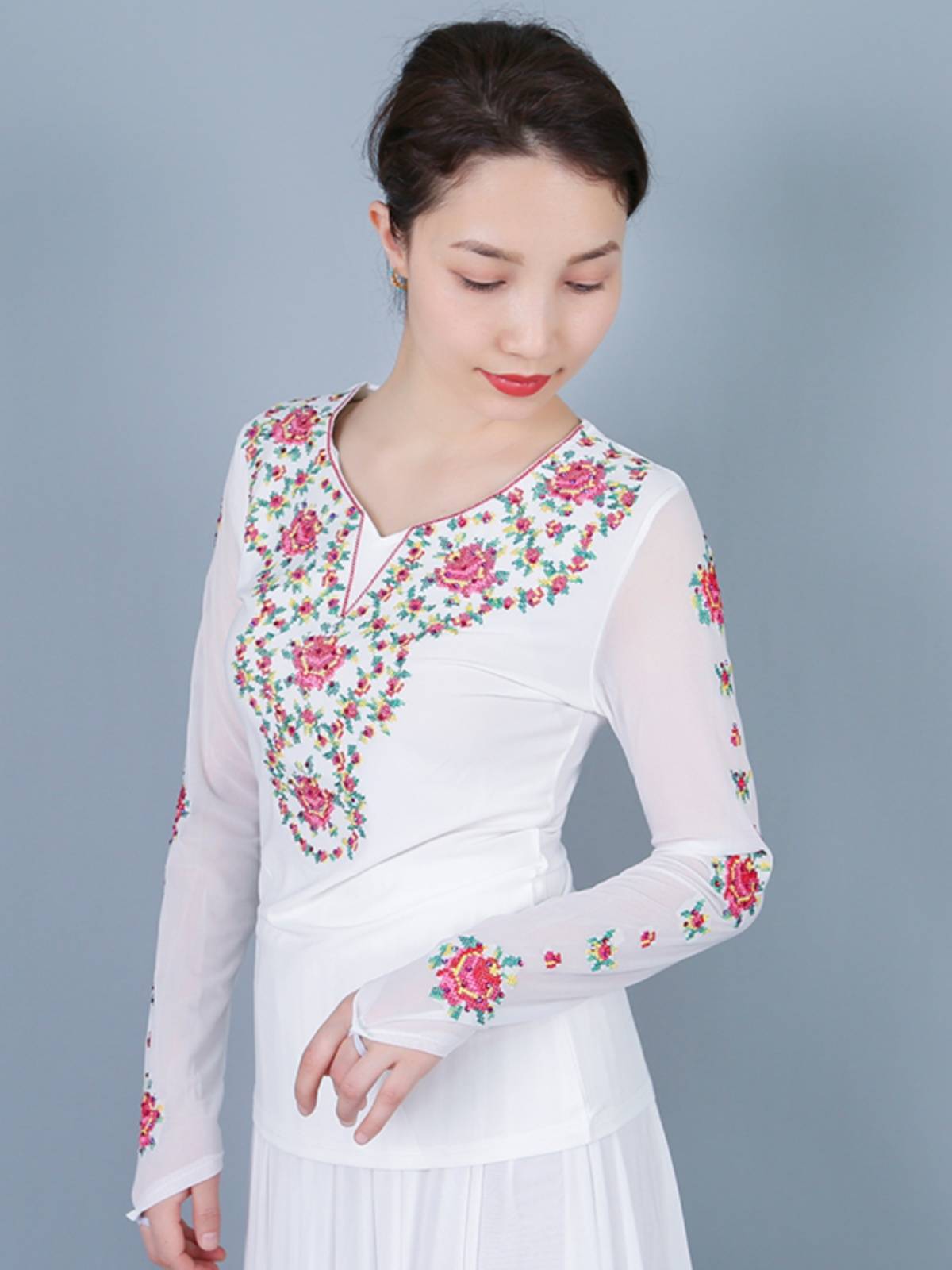 Xinjiang Dance Plaza Dance Clothing Clothing Long -sleeved Female Milk Silk National Victoria Stage Performance Service Performance Slim