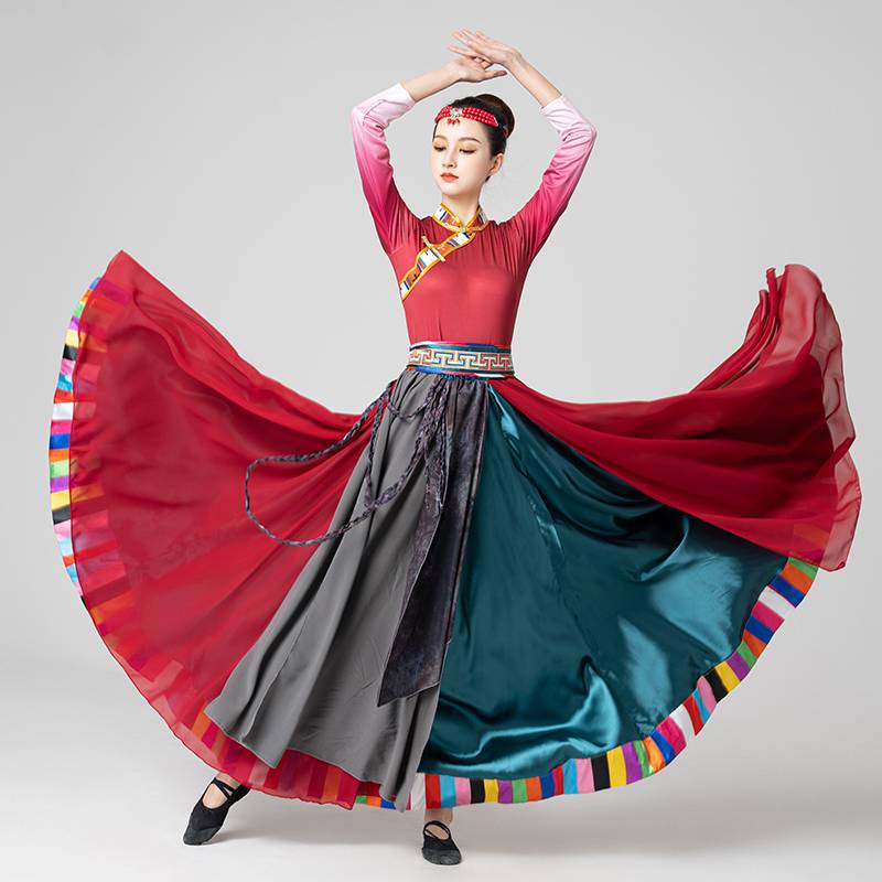 The Tibetan Dance Show plaza danced with the Mongol half-dressed minority dance test