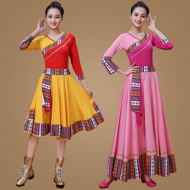 Two pairs of a national half-trip dress in a Tibetan dance dress with a girl in her pocket