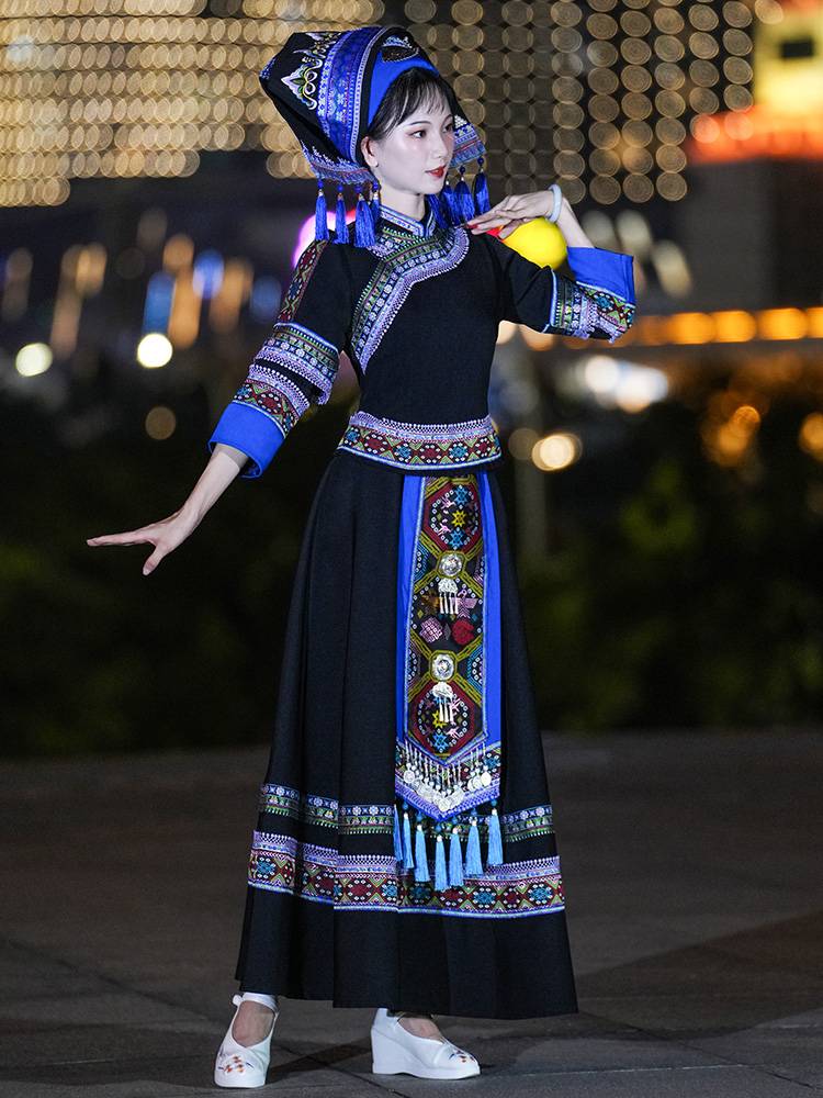 Guangxi Zhuang tribe March three clothing actresses performed minority performances to perform the dance clothing of the Tu Family Songs Festival