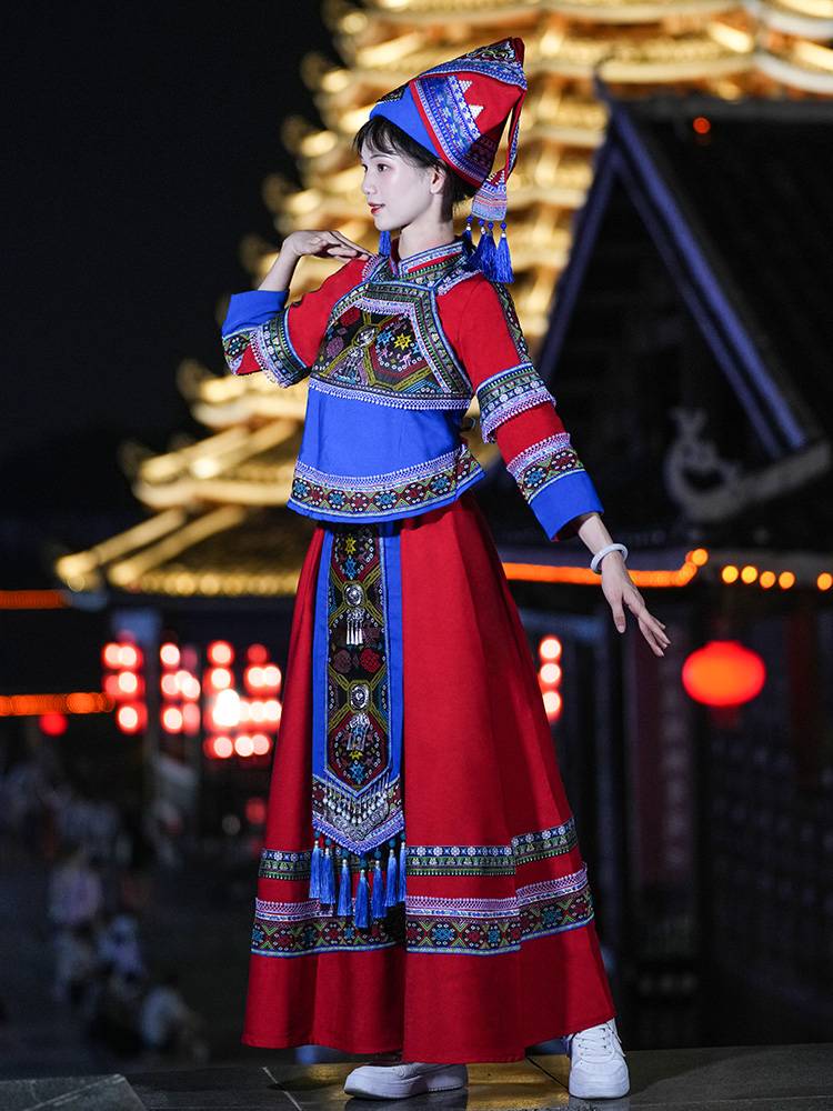 Guangxi Zhuang tribe March three clothing actresses performed minority performances to perform the dance clothing of the Tu Family Songs Festival