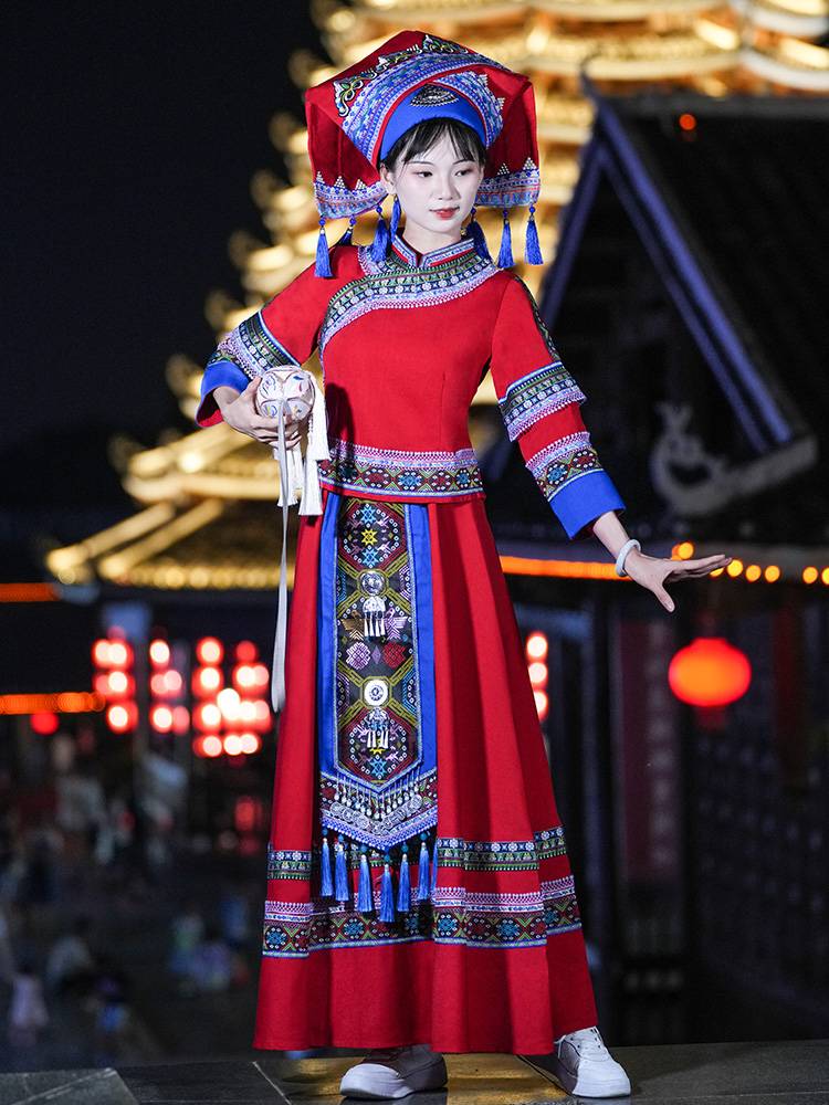 Guangxi Zhuang tribe March three clothing actresses performed minority performances to perform the dance clothing of the Tu Family Songs Festival