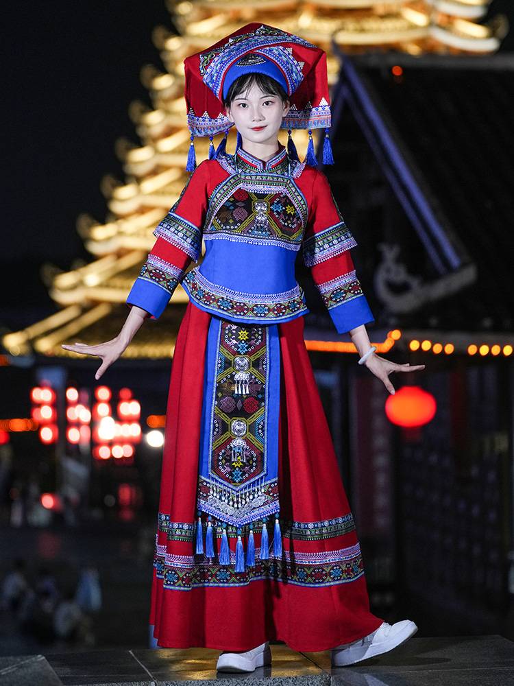 Guangxi Zhuang tribe March three clothing actresses performed minority performances to perform the dance clothing of the Tu Family Songs Festival