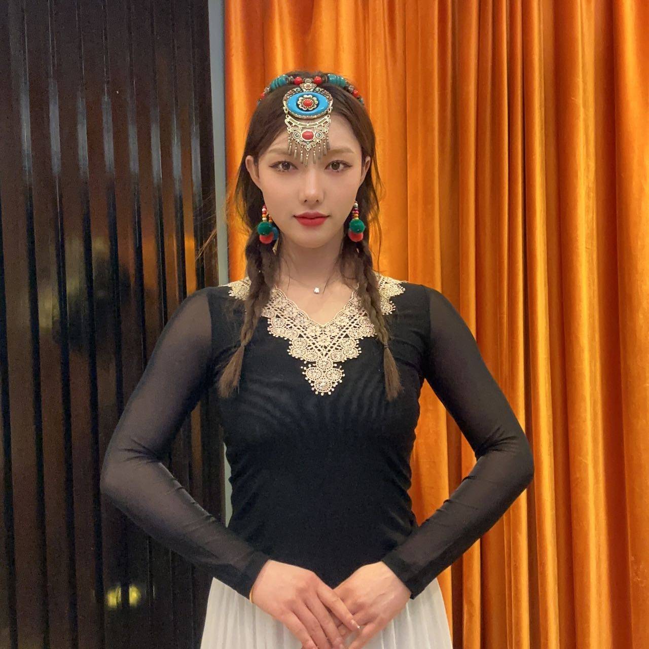 Xinjiang National Dance exercise service V -neck top showing the waist mesh gauze small shirts, female dance square dance