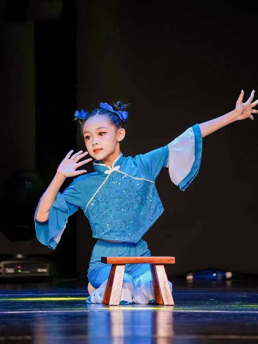 Classical dancer Dudu riding performance service national group dance bench