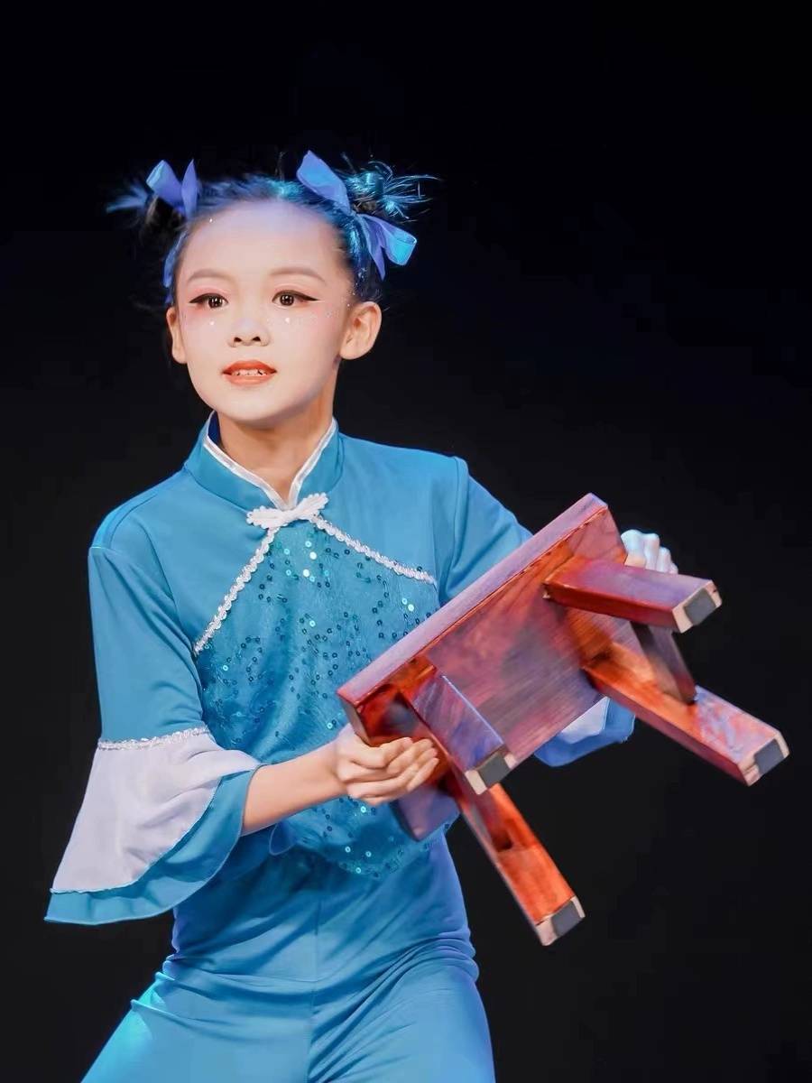 Classical dancer Dudu riding performance service national group dance bench