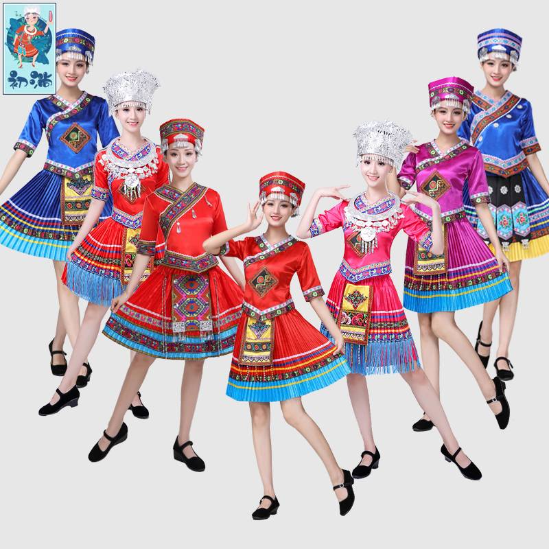 March 3 % of the Zhuang people performed the Yao women and the Yi ethnic minority, the strong service of the Li family dance and clothing